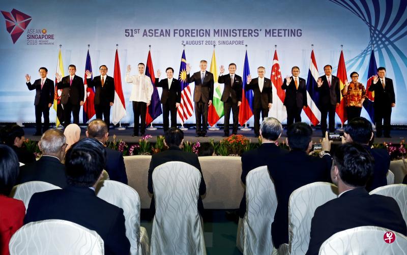李显龙总理（左六）昨天率出席亚细安外交部长会议的各国代表拍亚细安全家福。左起为老挝外长沙伦赛·贡马西、马来西亚外长赛富丁、缅甸国务资政府部部长觉丁瑞、菲律宾外长卡耶塔诺、越南副总理兼外长范平明、我国外长维文医生、泰国外长帕马威奈、文莱外交与贸易部第二部长艾瑞万、柬埔寨外交与国际合作部长布拉索昆、印尼外长雷特诺、亚细安秘书长林玉辉。（陈渊庄摄）