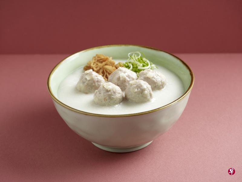 爽滑手打肉丸粥，吃起来暖心暖胃。（餐馆提供照片）