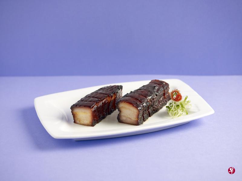 秘制肥婆叉烧，外层焦香，肉质多汁。（餐馆提供照片）