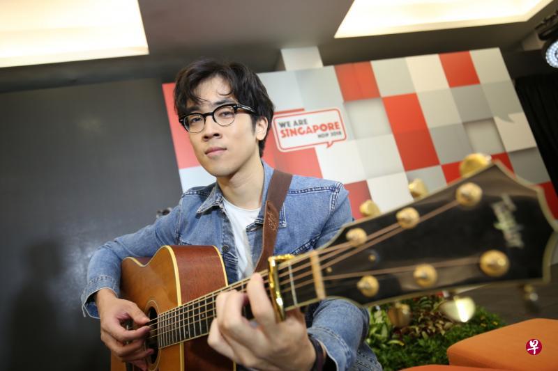 今年国庆主题曲的词曲改编者林宇让歌词更贴近新一代国人心声，获得公众热烈反应。（何家俊摄）