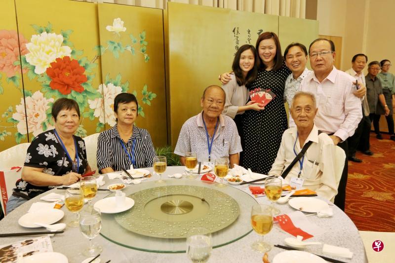 醉花林第一副总理黄海庆（后排右起）、CK集团创办人兼醉花林财政洪振群跟张建安的两个女儿张宇晴与张淑怡派发红包给老人。（徐颖荃摄）