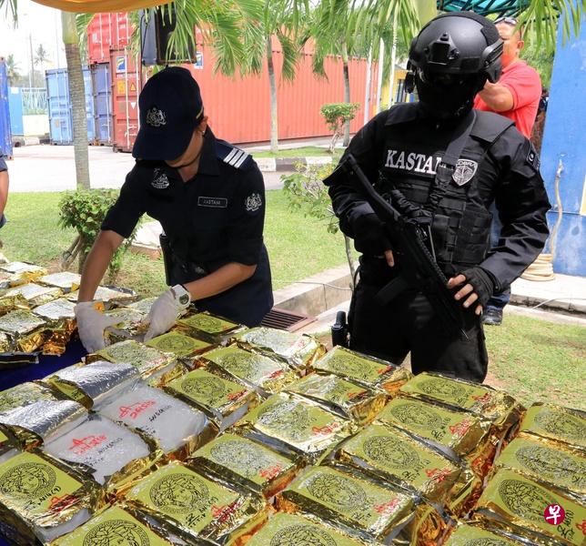 约10名蒙面匪徒致伤保安员后，关税局立即加强保安措施。（星洲日报）