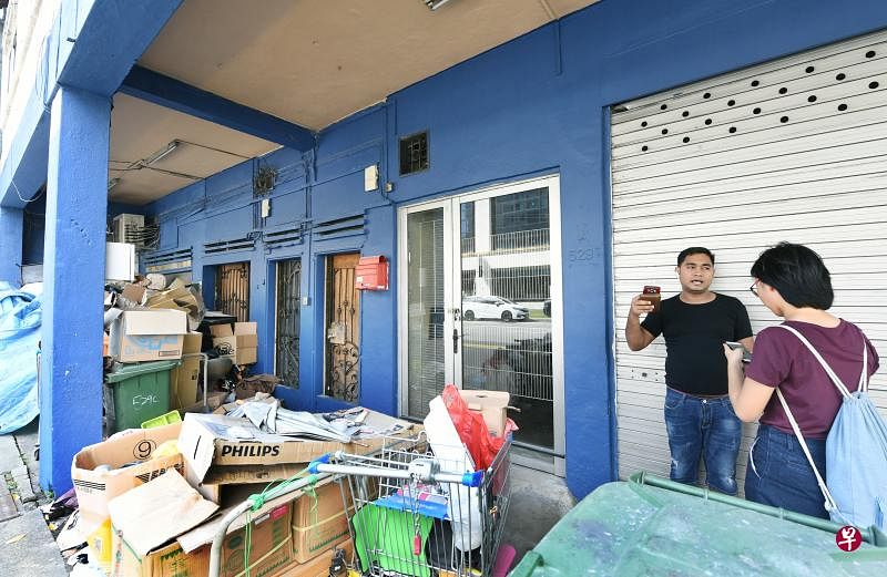 住在店屋楼上的住户表示，垃圾堆出现后，他深受困扰。