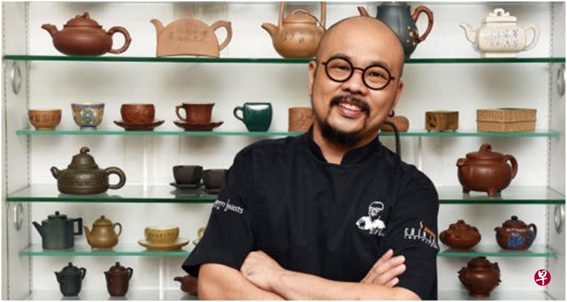 蔡华春把多年收藏的紫砂艺术品摆在餐馆内供客人欣赏。（档案照）