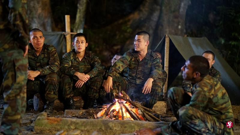 许瑞奇（左二）在《2359 猛鬼兵营》演出阿兵哥。