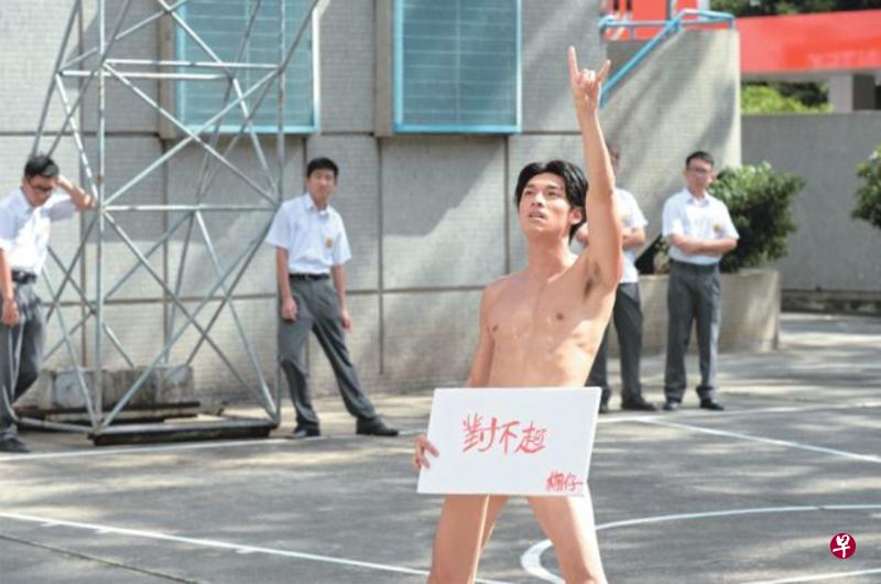 歌手出身的关楚耀首拍无线剧就大突破“裸跑”。
