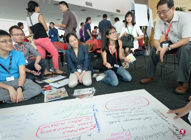 数万人参加了2012年举行的“我们的新加坡对话会”，就国家政策交流意见，共同塑造国家的未来。（档案照片）