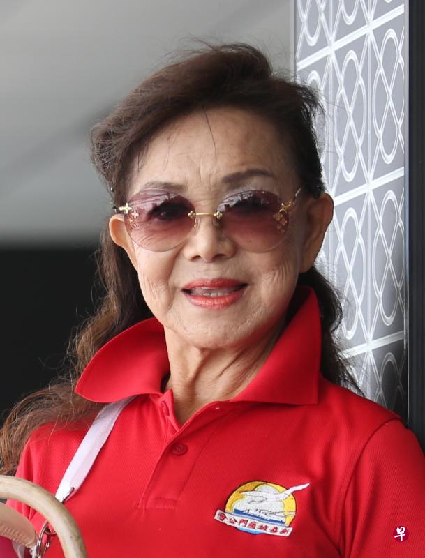 身为公民，我感到无比自豪。新加坡不只先进、经济也繁荣，更可贵的是治安良好，非常安全，像我这般年纪晚上独自回家也不用担心。我也很高兴现在80多岁，仍能以自己的方式为国贡献，参加国庆表演为新加坡庆生。只要我还有能力，希望可以继续参加。——马龙一（83岁，人协表演者）