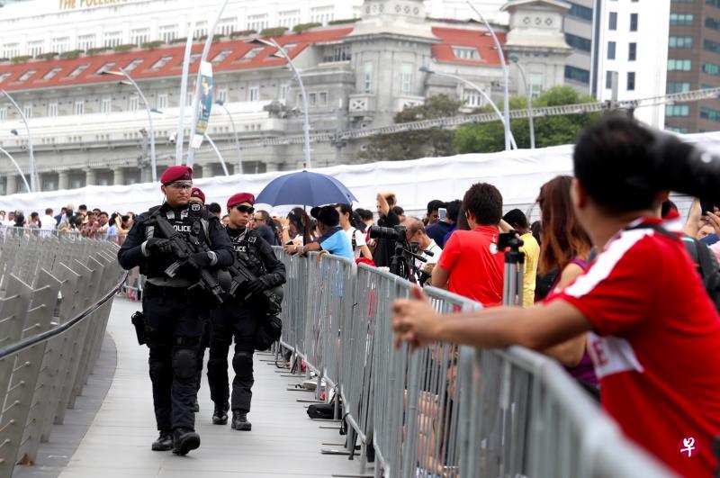 金禧桥上留有警用通道，执勤警员从下午5时开始疏导想要占位看烟花的公众往桥中间靠拢。（何炳耀摄）