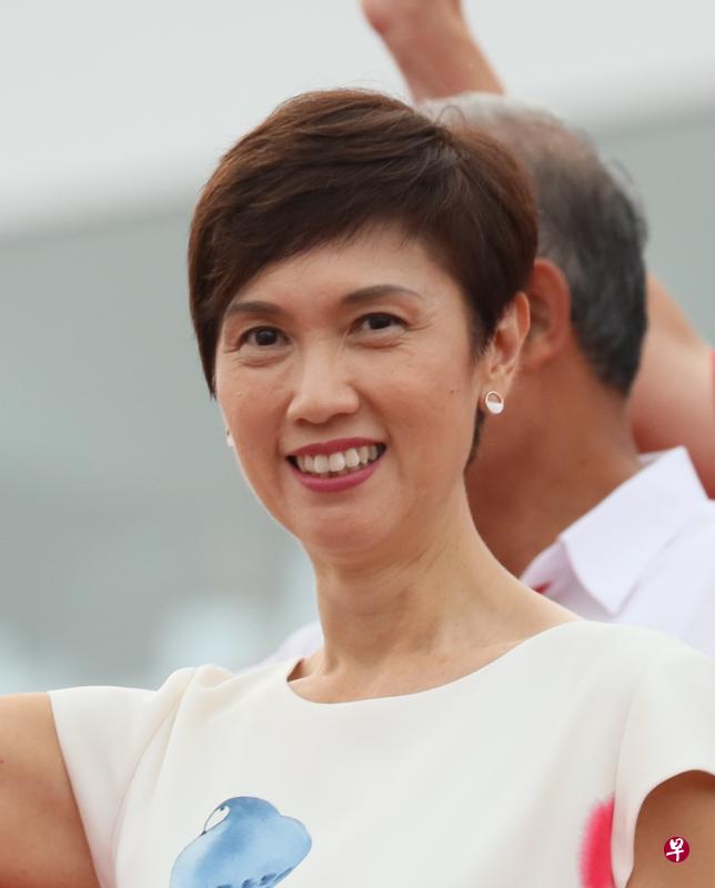 上月出席人协为促进新移民和国人的联系而办的活动，对其中一个表演团体印象特别深刻。这个叫做yIN Harmony的乐团有七个年轻乐手，来自不同种族、玩奏各自的传统乐器。45分钟的演奏不仅让与会者情不自禁地鼓掌、合唱，更让我有很深的感触：多元种族与文化、和谐融合地共处，找遍了全世界例子不会太多。这样的坚持，大概就只有在新加坡才能够看得到、体会得到。这是新加坡社会独具的特色，也是让我深感自豪的地方。——人力部长兼内政部第二部长杨莉明