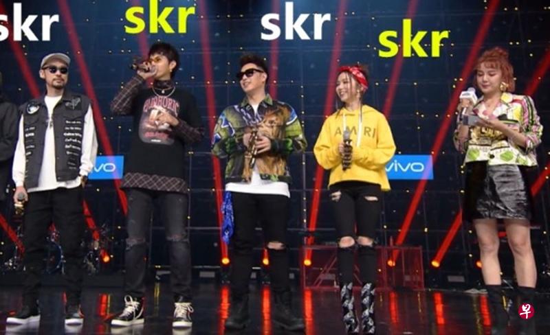 明星导师吴亦凡（左三）秀了新魔性用语“skr～skr～”称赞选手，掀起模仿潮。（互联网）