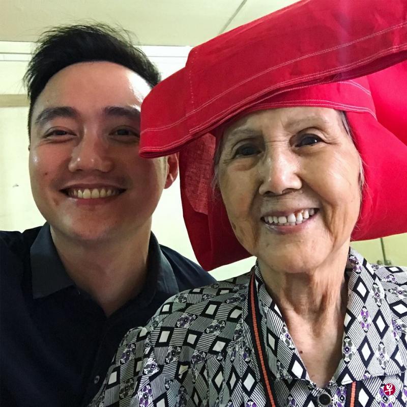 国庆庆典创意总监巫俊锋（左）与“红头巾婆婆”胡润心合影。制作团队为了让胡润心同意拍摄，曾多次登门拜访与她交谈，听她诉说当年的故事。（取自巫俊锋面簿）