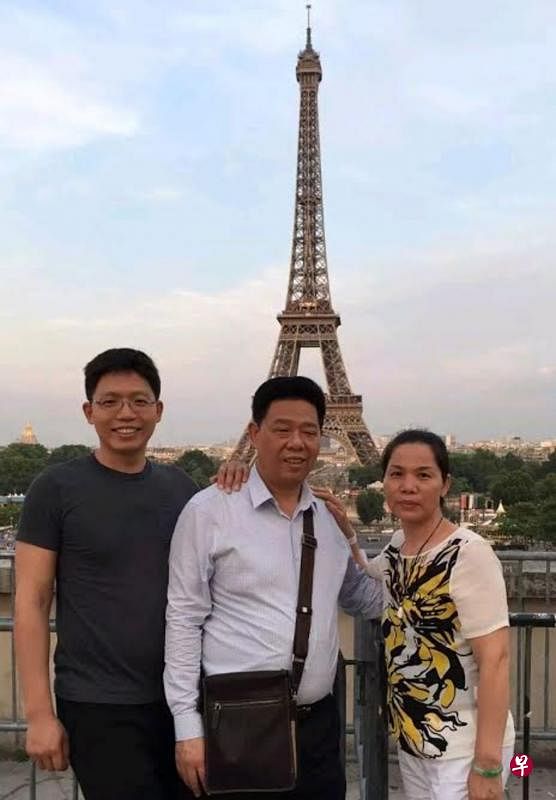蓝楚汉（中）和妻子陈悦华及次子蓝越在巴黎铁塔留影。（受访者提供）