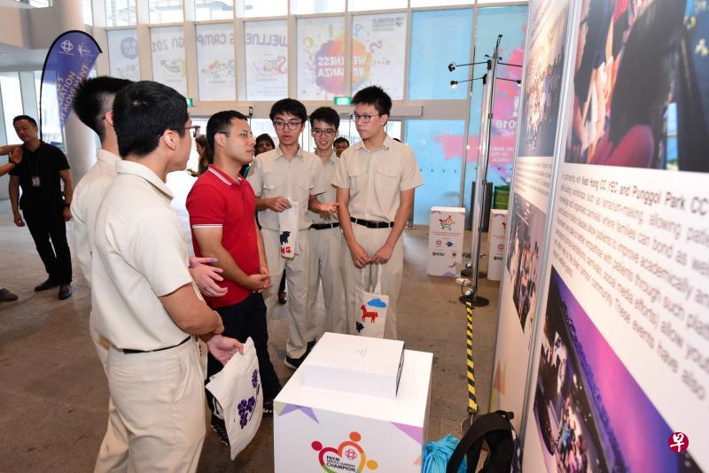 来自华侨中学的Project B.T.S.在服务研习节上向社会及家庭发展部长兼国家发展部第二部长李智陞介绍他们的社区服务项目。（人民协会提供）