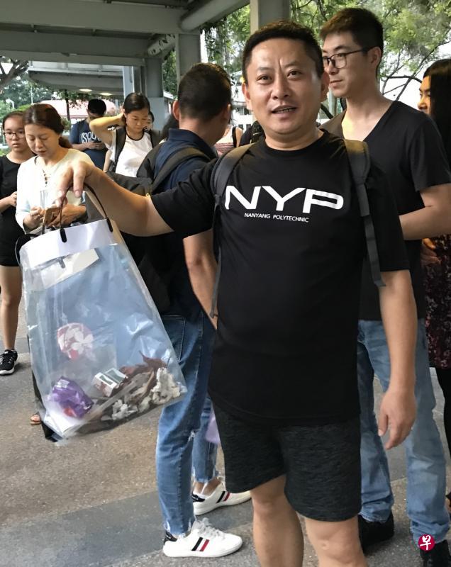 田秀峰当晚捡拾的垃圾量是最多的几个之一。