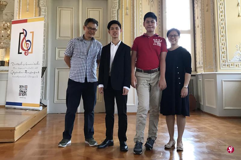陈家恩（左二）到德国演出，全家一同飞去支持。（受访者提供）