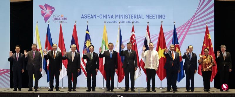 第51届亚细安外交部长会议及系列会议本月初举行，我国外长维文医生（右六）在亚细安—中国外长会议上宣布，亚细安成员国和中国经过积极磋商，达成了《南中国海行为准则》的单一磋商文本草案。（陈渊庄摄）