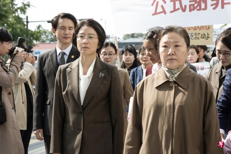 金喜爱（前左）饰演的文社长，带领金海淑（前右）饰演的慰安妇老奶奶组团赴日。（mm2提供）