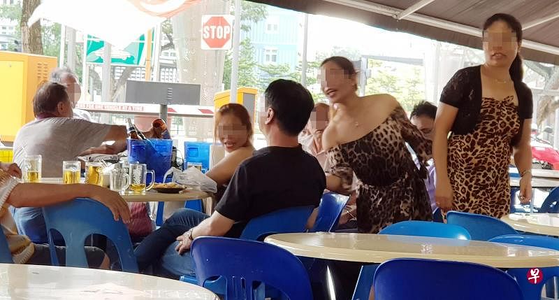 两名女佣身穿火辣豹纹装。 