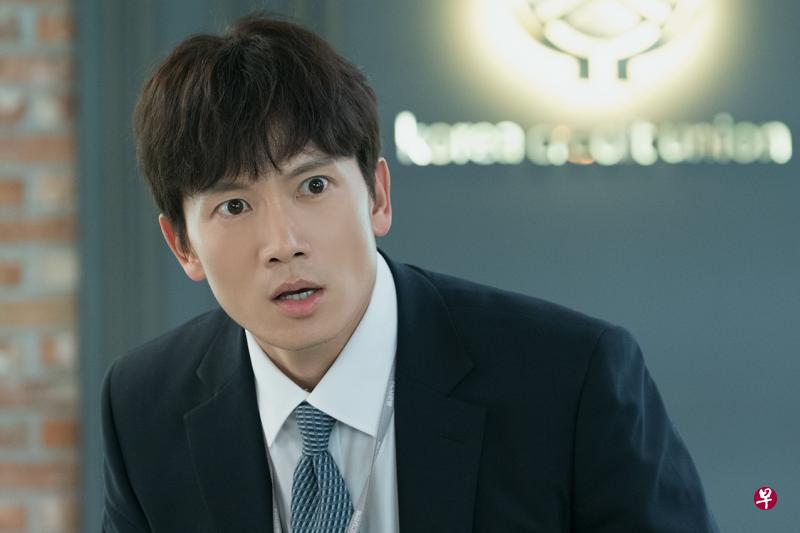 池城演出新剧《认识的妻子》充满喜感。池城（左）和韩志旼诠释恋爱的甜蜜。（tvN提供）