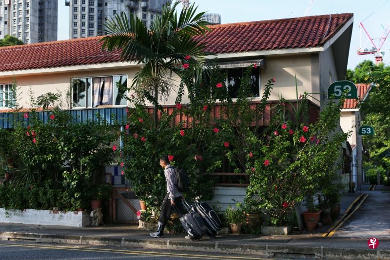 位于史德林路屋龄50年的组屋，许多居民都不舍得搬离老家。（何家俊摄）