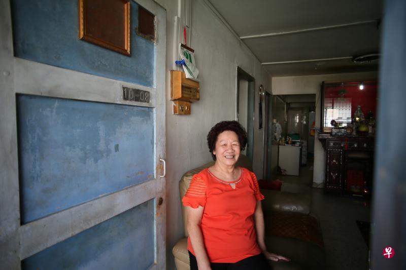 居住在艾弗顿园的李雪雁曾经历一轮翻新，当时翻新了厕所和增建房间。虽然对翻新结果感到满意，李雪雁觉得过程相当麻烦，她还刻意离家几天以避开噪音粉尘，因此即使有机会，她也不想再经历翻新工程。（何家俊摄）