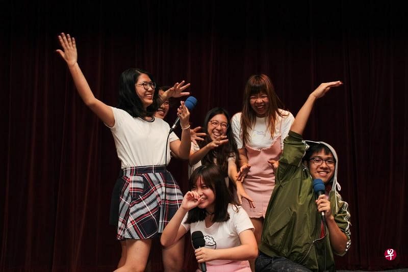 才艺秀是当晚的亮点节目。“单飞比较红”组合现场演绎《爱你》。