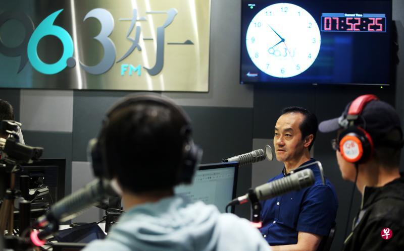 贸工部高级政务部长许宝琨医生（中）昨早上电台96.3好FM的《新闻主角》节目，为听众讲解国庆群众大会的新宣布，以及解答相关疑问。（林国明摄）