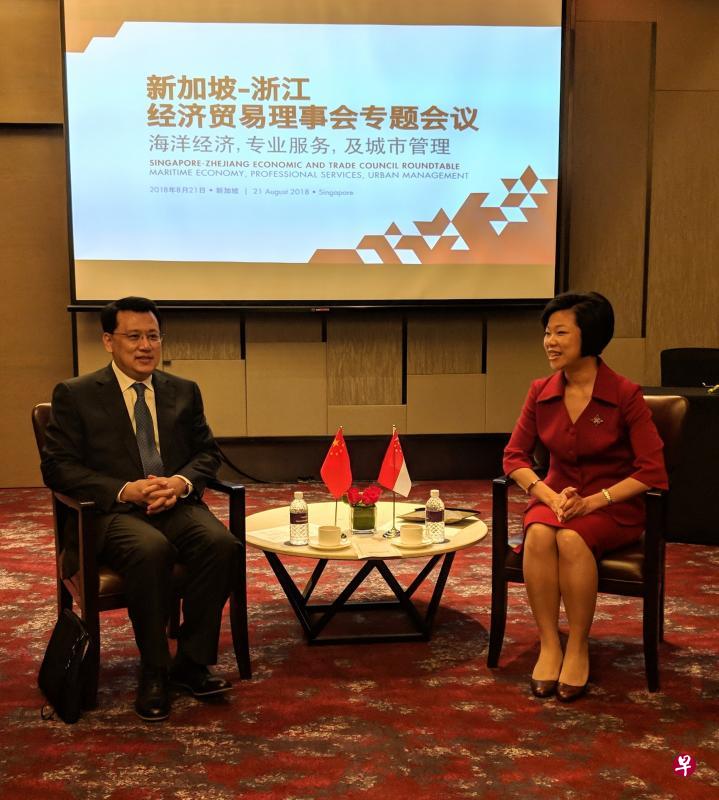 通讯及新闻部兼文化、社区及青年部高级政务部长沈颖（右），昨天与浙江省长袁家军亲切愉快交谈。（新加坡企发局提供） 