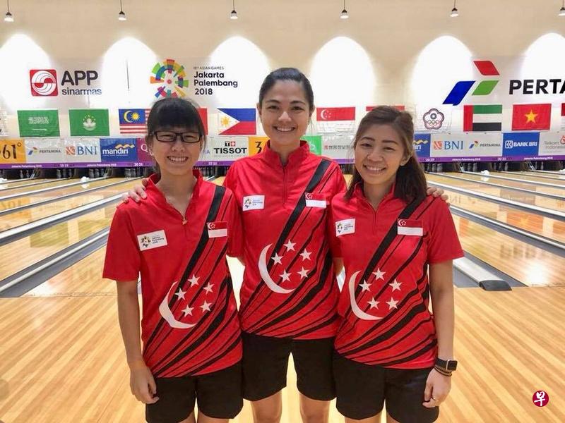 杨若淇（左起）、陈诗静与林惠莹获得亚运会保龄球女子三人赛铜牌。（取自新加坡保龄球总会面簿）