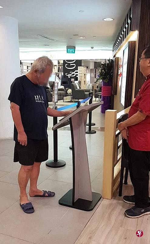 白发老汉被指多次在三巴旺吃霸王餐。（陈佩敏 摄）
