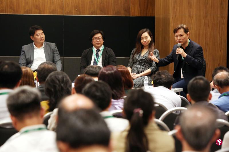 ICORA Asia顾问林志乐（右起）、普华永道金融科技合伙人王宛仪和XinFin联合创始人饶众允为想搭上金融科技快车的企业出谋献策。论坛由南洋理工大学国际贸易卓越研究中心主任李文庆博士主持。（邝启聪摄）