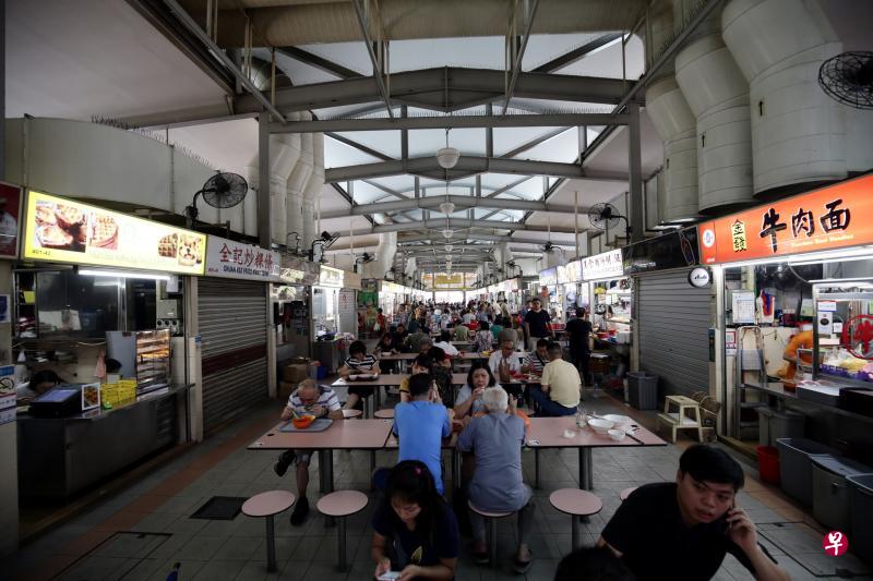 许通美教授认为，新加坡将来自不同文化的美食放到同一个屋檐下，以原有的形态和特征传承下去，是我国小贩文化的核心。（陈渊庄摄）