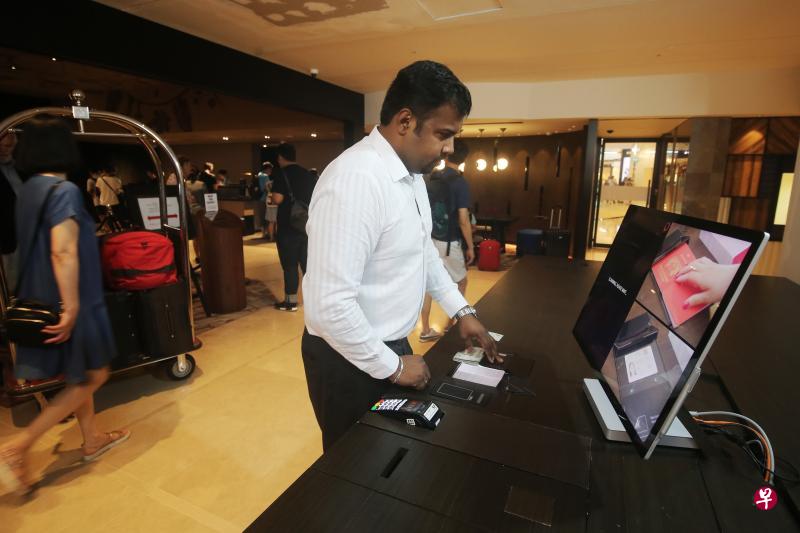 史丹福瑞士酒店从下月1日起，在设置的自助亭采用脸部特征识别技术，让住客可以节省时间，更快速地办理入住手续。（林国明摄）