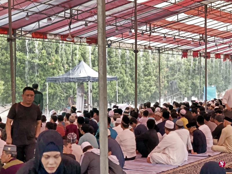 尽管滂沱大雨，1000多名回教徒顺利在与两个中元会共享的帆布帐篷中完成哈芝节祈祷仪式，凸显了宗教和谐的可贵。（穆仁理提供）