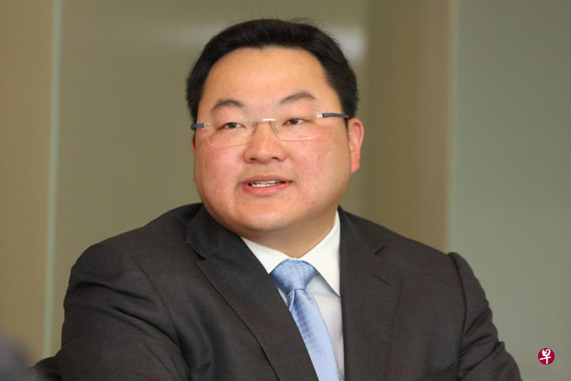 马国警方今天向大马富豪刘特佐及其父亲刘福平提出首次刑事诉讼，罪名是盗用一马发展公司资金。（星报）