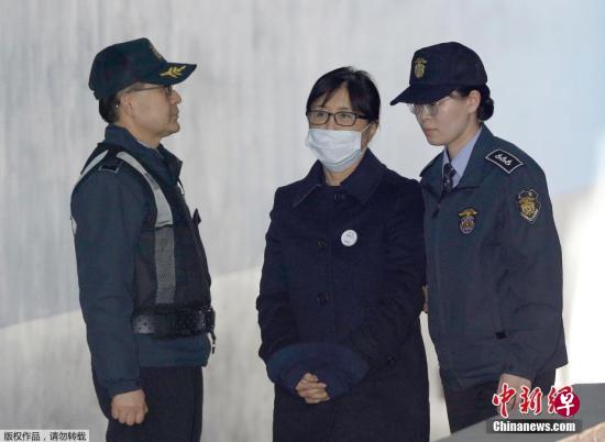 今年5月4日，崔顺实在法警的押送下抵达首尔瑞草区高等法院。（中新网）
