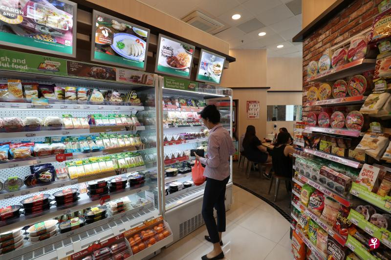 便利店7-Eleven不仅改良即食餐点的准备方式，也扩大食物种类，提供如海南鸡饭和泡菜炒饭等。（陈来福摄）