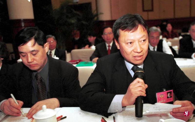 传香港富豪郭炳湘（右）在住家内晕倒。（新华社）