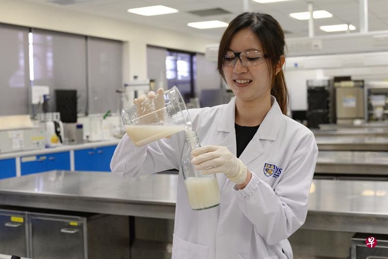 国大理学院食品科学技术学科博士生黄颖真前后尝试使用10种酵母、四种酶才得以调配出理想的配方比例，制作出这款富含活性益生菌的饮料。（朱睿彬摄）