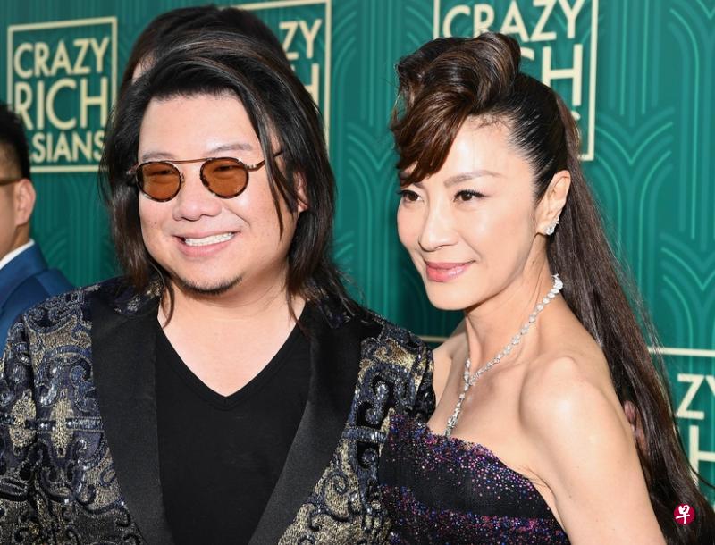 关凯文（左）与杨紫琼在《疯狂富豪》的好莱坞首映礼合影。（法新社）