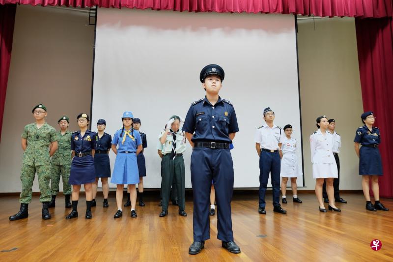 虽然裕初没有自己的制服团，但依然召集了16名曾有仪仗队经验的学生一起进行升旗礼。（杨伟思摄）