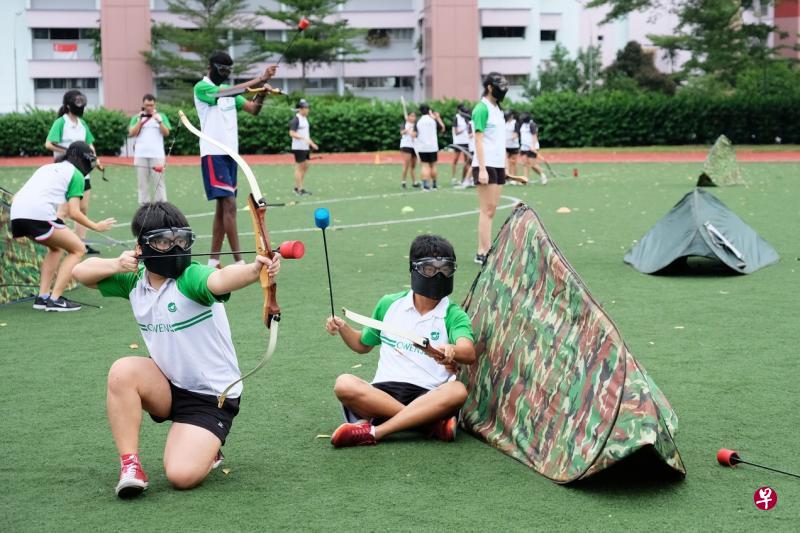 运动会今年添加新的体育项目，如攻防箭（ Archery Tag） 吸引学生踊跃参与。（杨伟思摄）