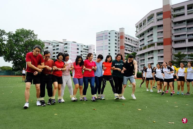 老师下场挥汗，学生在旁加油打气，下雨天气一点不影响运动会的热烈气氛。（杨伟思摄）