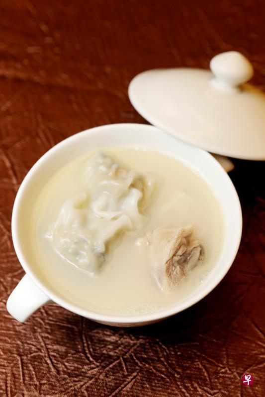 原盅云吞鸡汤