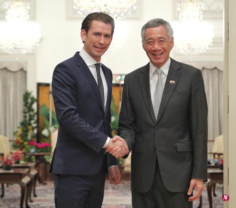 全球最年轻的国家领导人之一、奥地利总理库尔茨（左）昨早到总统府与李显龙总理会晤。（通讯及新闻部提供）