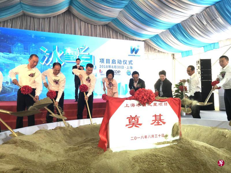 新加坡通讯及新闻部兼文社青部高级政务部长沈颖（左四）、新加坡驻沪总领事罗德伟（右四）、高鸿集团执行主席兼执行董事长王芝菁（右三），以及临港管委会党组书记陈杰（左三）等，昨天出席冰雪之星动土仪式。（杨丹旭摄）