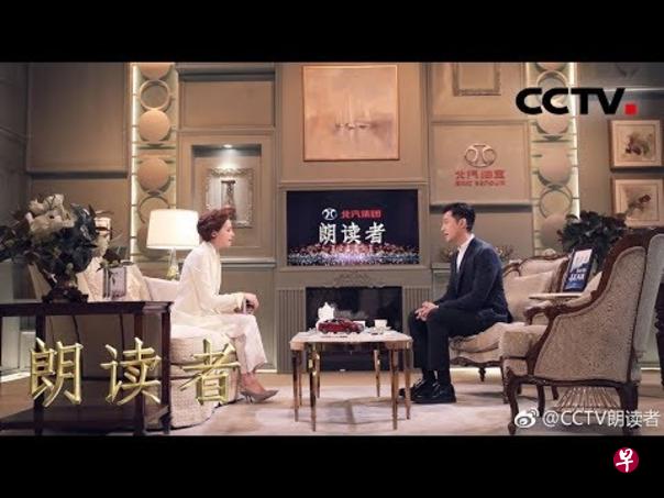 《朗读者2》由董卿主持，邀请中国演员胡歌分享人生故事，并演绎《哈姆雷特》著名的台词。（互联网）
