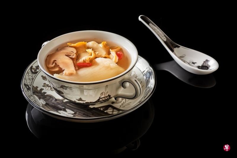 松茸花胶响螺炖鸡汤好料十足。