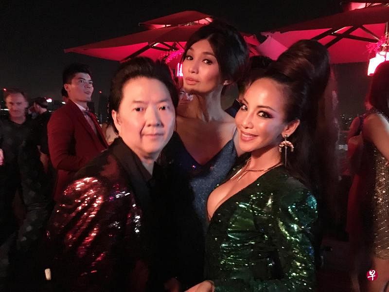 谢宛谕（右）与美籍韩裔演员郑康祖（Ken Jeong；图左）及英籍华裔陈静（Gemma Chan；图中）合照 。